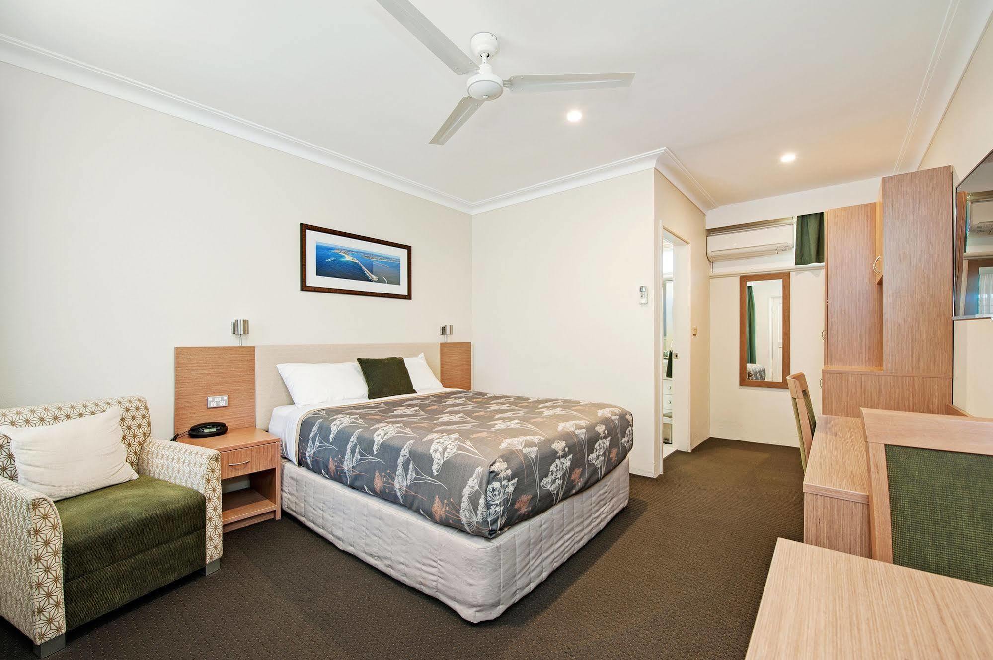 Colonial Terrace Motor Inn Raymond Terrace Exterior foto